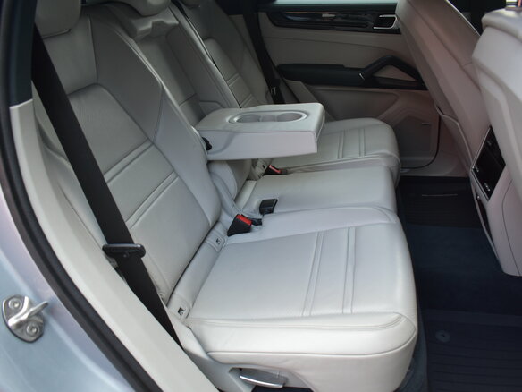 2021 Porsche Cayenne E-Hybrid III, серебристый, 6390000 рублей - вид 17