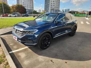 2018 Volkswagen Touareg III, синий, 4900000 рублей, вид 1