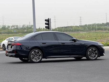 2026 BMW 5 серии 525i VIII (G60/G61/G68), чёрный, 5473466 рублей, вид 3