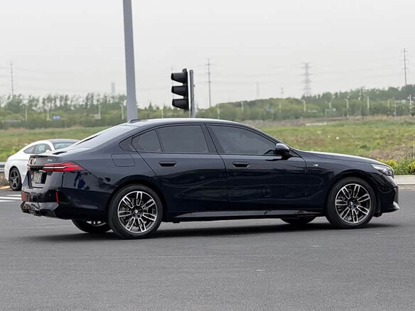 2026 BMW 5 серии 525i VIII (G60/G61/G68), чёрный, 5473466 рублей - вид 2