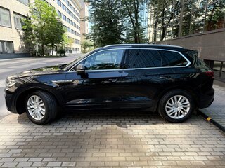 2020 Volkswagen Touareg III, чёрный, 5500000 рублей, вид 4