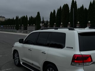 2017 Toyota Land Cruiser 200 Series Рестайлинг 2, белый, 6400000 рублей, вид 3