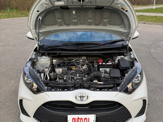 2020 Toyota Yaris IV, белый, 1550000 рублей, вид 2