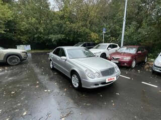 2002 Mercedes-Benz E-Класс 220 III (W211, S211), серебристый, 690000 рублей, вид 3