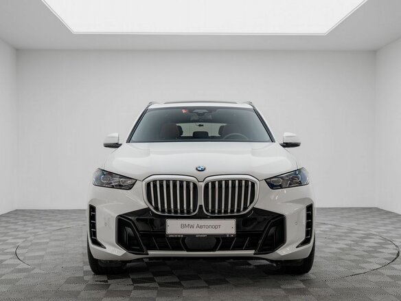 2025 BMW X5 40i IV (G05/G18) Рестайлинг, белый - вид 3