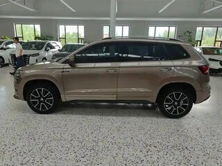 2022 Skoda Karoq DSG7 I, коричневый, 2184099 рублей, вид 4