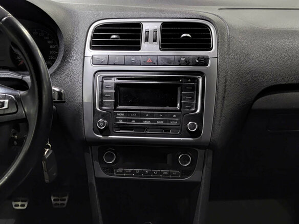 2017 Volkswagen Polo V Рестайлинг, красный - вид 14