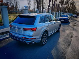 2020 Audi Q7 45 TDI II (4M) Рестайлинг, серебристый, 7099999 рублей, вид 1