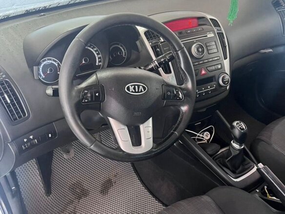 2010 Kia Ceed I Рестайлинг, белый - вид 2