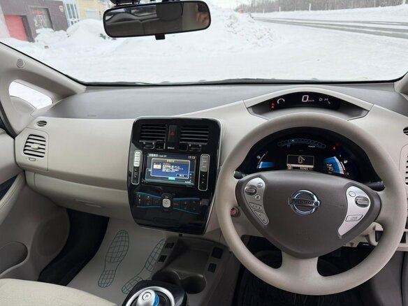 2011 Nissan Leaf (EM61) I (ZE0/AZE0), серый, 625000 рублей - вид 6