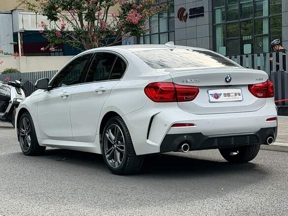 2022 BMW 1 серии 120i III (F52) Рестайлинг, белый - вид 3