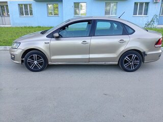 2016 Volkswagen Polo V Рестайлинг, бежевый, 450000 рублей, вид 4