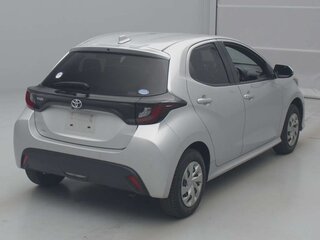 2020 Toyota Yaris IV, серый, 1300000 рублей, вид 3