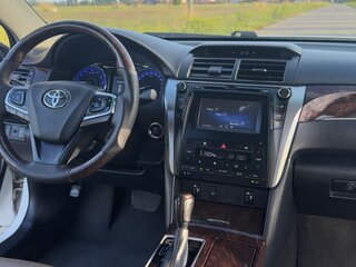 2017 Toyota Camry VII (XV50) Рестайлинг 2, белый, 1700000 рублей, вид 5
