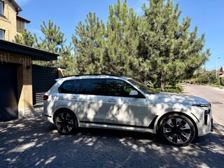 2022 BMW X7 40i I (G07) Рестайлинг, белый, 9800000 рублей, вид 2