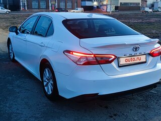 2019 Toyota Camry VIII (XV70), белый, 2100000 рублей, вид 3