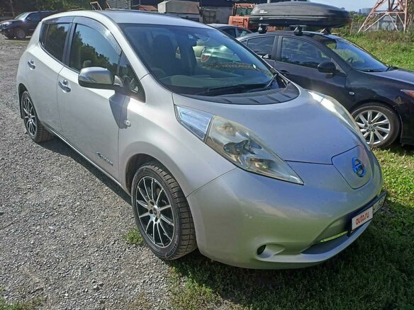 2012 Nissan Leaf (EM61) I (ZE0/AZE0), серый, 750000 рублей