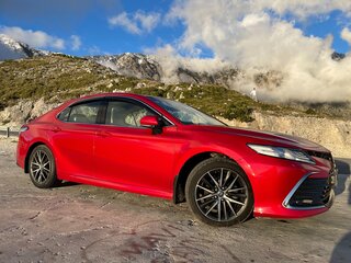 2021 Toyota Camry VIII (XV70) Рестайлинг, красный, 2767136 рублей, вид 4