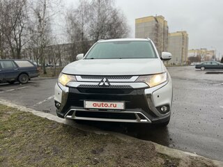 2020 Mitsubishi Outlander III Рестайлинг 3, белый, 2600000 рублей, вид 3