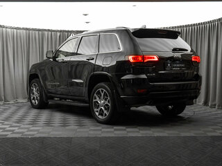 2020 Jeep Grand Cherokee IV (WK2) Рестайлинг, чёрный, 4280000 рублей, вид 4