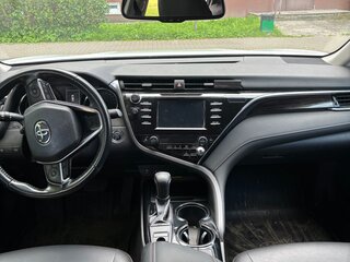 2018 Toyota Camry VIII (XV70), белый, 2350000 рублей, вид 3