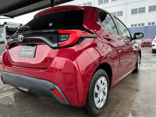 2022 Toyota Yaris IV, пурпурный, 850000 рублей, вид 5