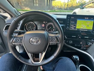 2021 Toyota Camry VIII (XV70) Рестайлинг, белый, 3850000 рублей, вид 4