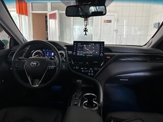 2021 Toyota Camry VIII (XV70) Рестайлинг, белый, 3680000 рублей, вид 3