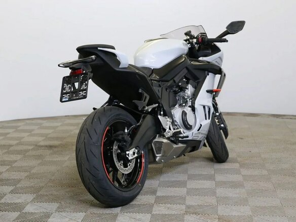 2025 CFMoto 675SR-R, белый - вид 2