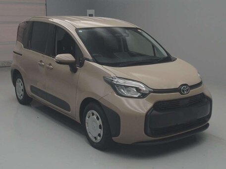 2023 Toyota Sienta III, бежевый, 1320000 рублей, вид 2