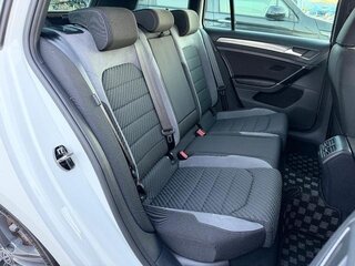 2017 Volkswagen Golf VII Рестайлинг, белый, 1510999 рублей, вид 5