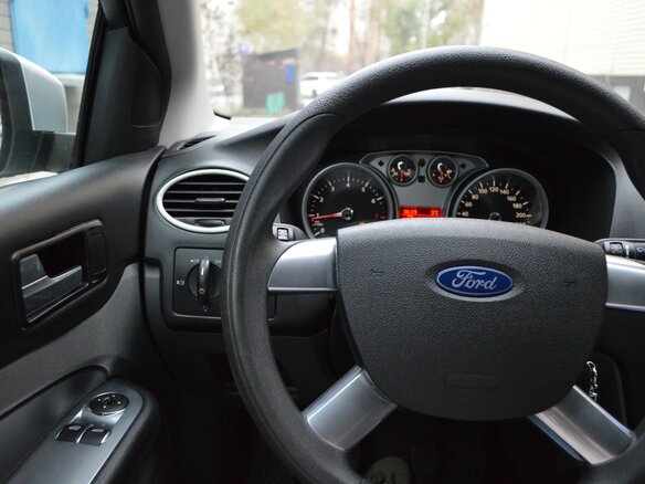 2010 Ford Focus II Рестайлинг, серебристый, 890000 рублей - вид 9
