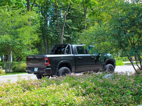 2023 Ram 1500 Crew Cab V, чёрный, 8050000 рублей, вид 2