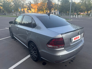 2017 Volkswagen Polo V Рестайлинг, серебристый, 1350000 рублей, вид 4
