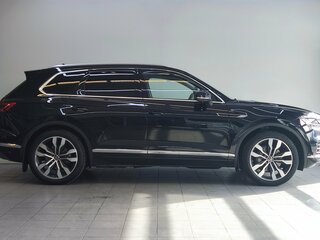 2021 Volkswagen Touareg III, чёрный, 5975000 рублей, вид 4