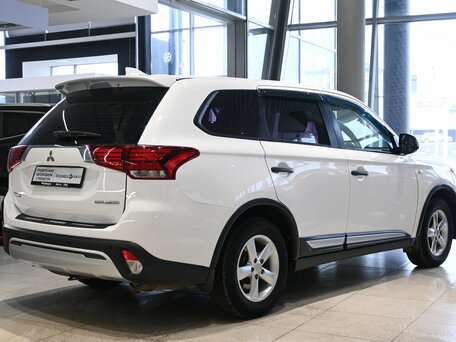 2018 Mitsubishi Outlander III Рестайлинг 3, белый, 1495000 рублей, вид 5