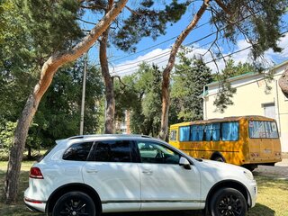 2015 Volkswagen Touareg II Рестайлинг, белый, 2800000 рублей, вид 3