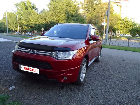 2013 Mitsubishi Outlander III, красный