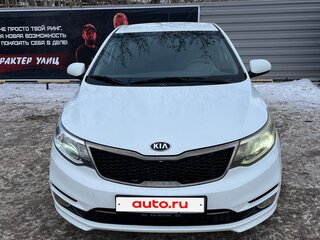 2016 Kia Rio III Рестайлинг, белый, 900000 рублей, вид 1