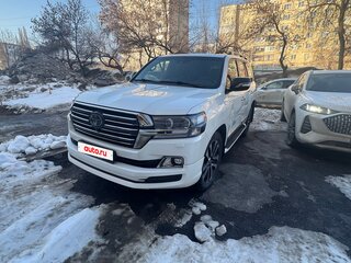2017 Toyota Land Cruiser 200 Series Рестайлинг 2, белый, 6400000 рублей, вид 4