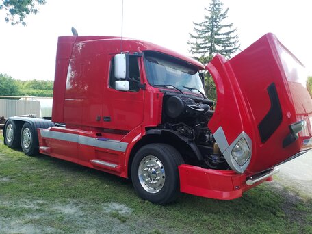 2003 Volvo VNL, красный, 5500000 рублей, вид 3
