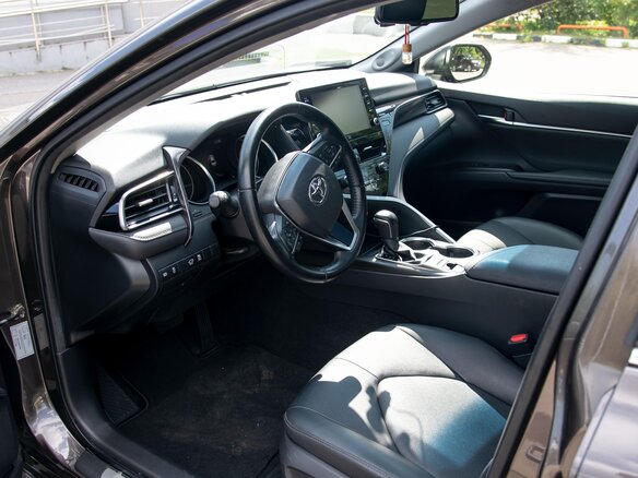 2022 Toyota Camry VIII (XV70) Рестайлинг, коричневый, 5600000 рублей - вид 9