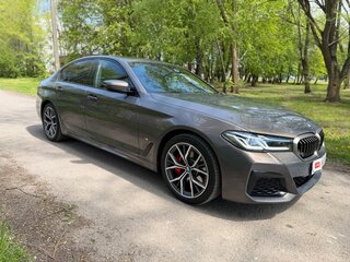 2021 BMW 5 серии 520d xDrive VII (G30/G31/G38) Рестайлинг, серый, 5200000 рублей, вид 4