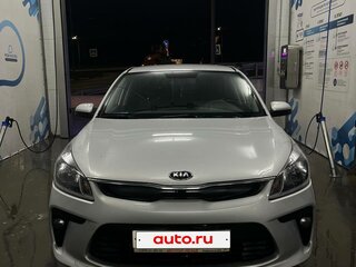 2019 Kia Rio IV, серебристый, 1300000 рублей, вид 1