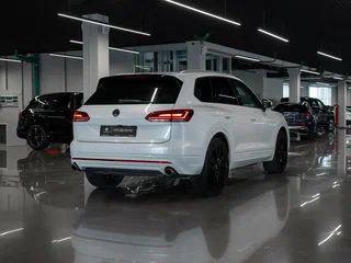 2018 Volkswagen Touareg III, белый, 4380000 рублей, вид 4