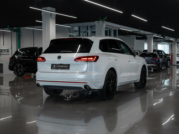 2018 Volkswagen Touareg III, белый - вид 3