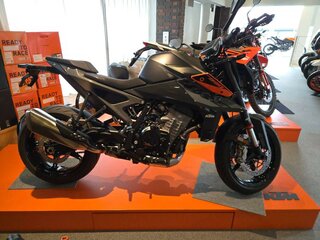 2024 KTM 990 Duke, серый, 1299000 рублей, вид 2