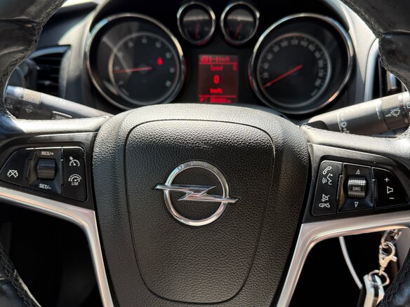 2013 Opel Astra J Рестайлинг, чёрный, 570000 рублей - вид 2