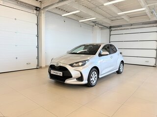 2021 Toyota Yaris IV, серый, 1179000 рублей, вид 2