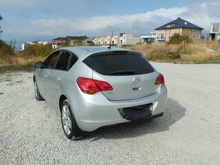 2010 Opel Astra J, серебристый, 740000 рублей, вид 4